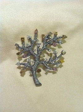 愛珠寶就要秀出來 彩寶鉆石翡翠電梯，美不勝收